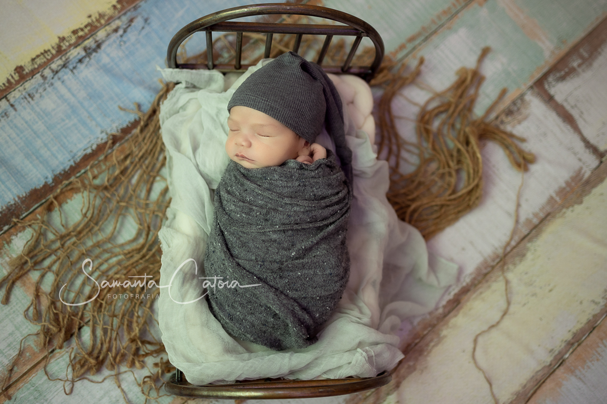 Baby Lorenzo, em ensaio newborn pela fotógrafa Samanta Catoia, em seu estúdio em Florianóplis-SC.
