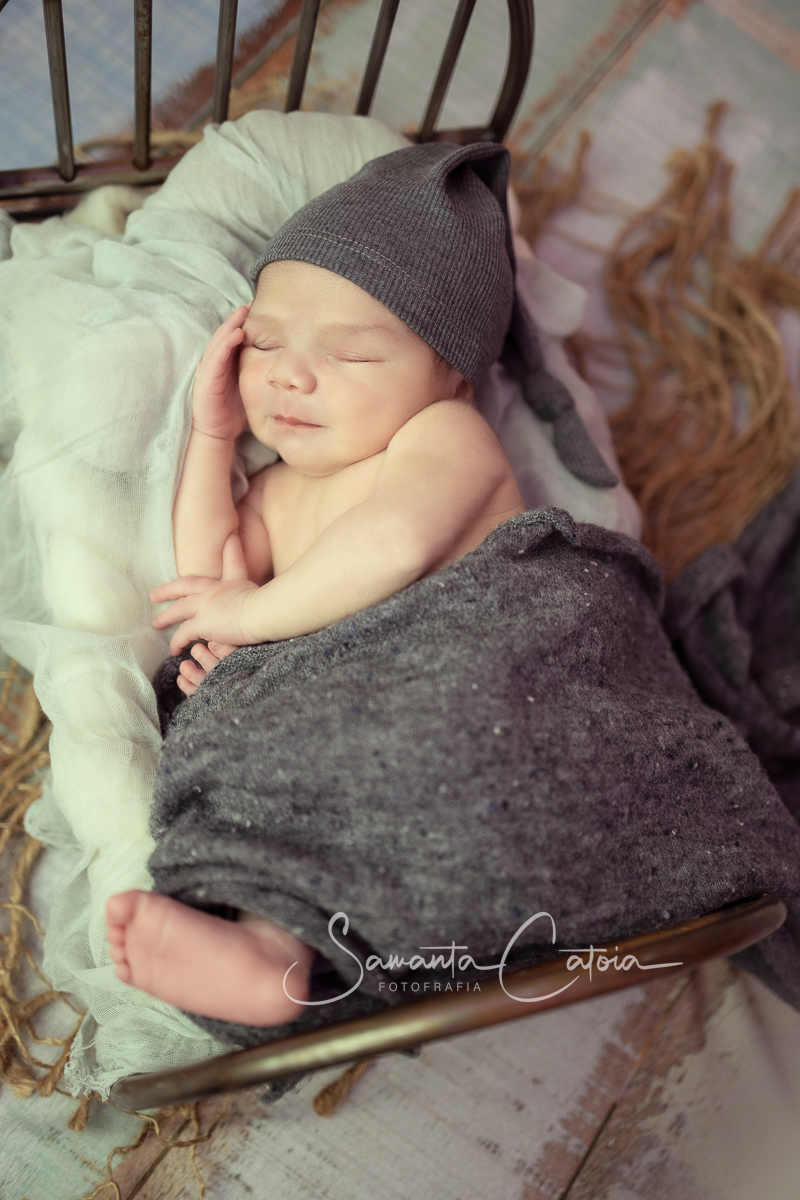 Lorenzo newborn com 9 dias, fotógrafa Samanta Catoia, estúdio fotográfico em Florianópolis-SC.