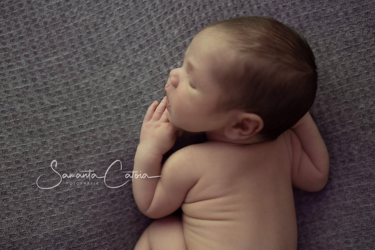 Lorenzo newborn com 9 dias, ensaio em est'údio, na cidade de Florianópolis, SC. pela fotógrafa Samanta Catoia, especialista em ensaio newborn.
