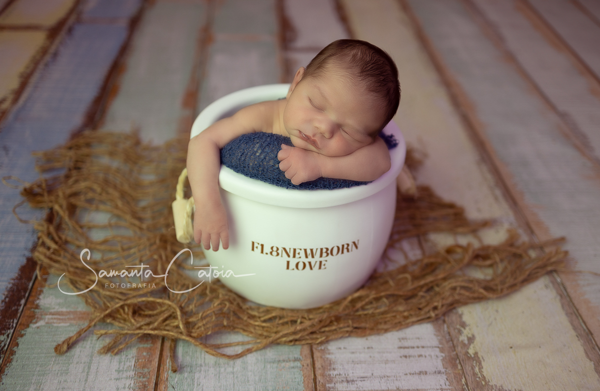 Baby Lorenzo com 9 dias de vida, em seu ensaio newborn, em Florianópolis, realizado pela fotógrafa Samanta Catoia, em seu home estúdio.
