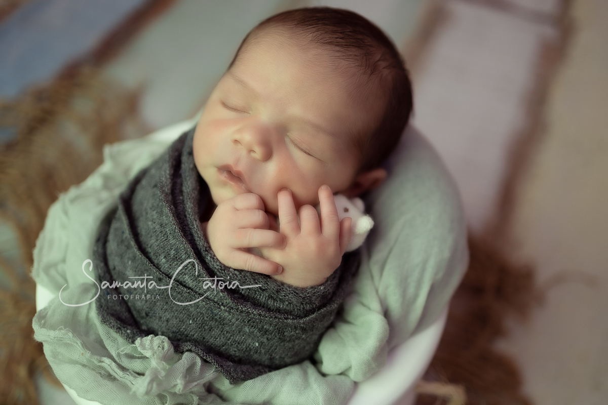 Lorenzo Newborn com 9 dias, fotografado pela fotógrafa especialista em newborn Samanta Catoia, em seu estúdio em Florianópolis, SC.
