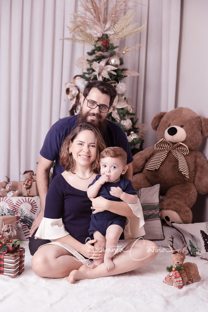 Sessão De Natal de João, mamãe Ale e papai João em estúdio, pela fotógrafa Samanta Catoia em Florianópolis-SC.