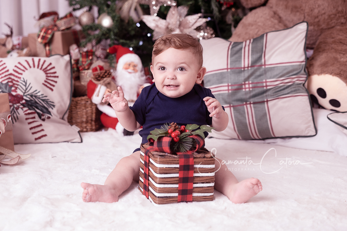 Baby João em seus lindos 10 meses na sessão de Natal 2023, realizada pela fotógrafa Samanta Catoia em Florianópolis-SC.