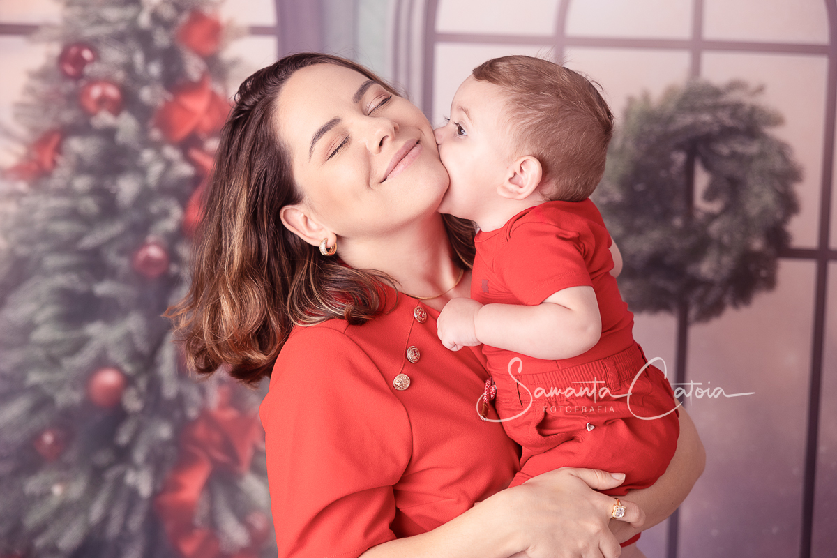 Se existe amor maior que mãe e filho, desconheço e foi um prazer fotografar essa família linda numa sessão de Natal, foto by Samanta Catoia, estúdio em Florianópolis-SC.