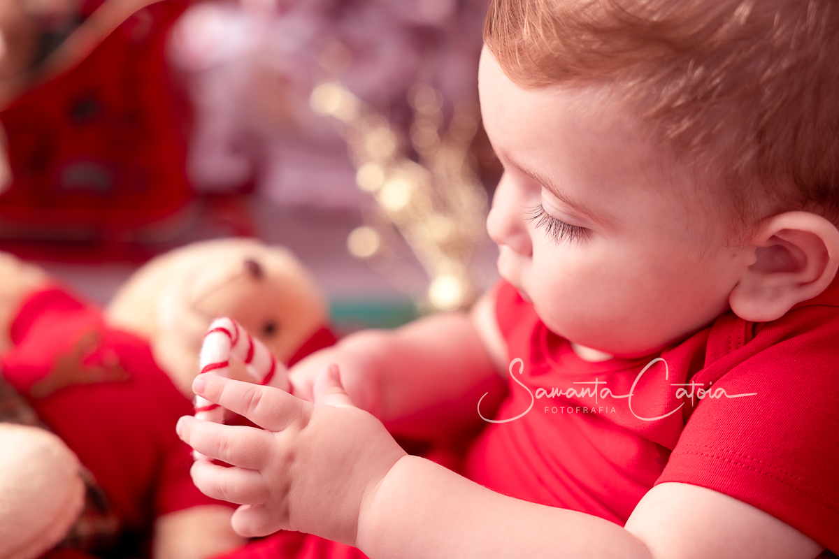 João entretido num lindo cenário de Natal, fotografado por Samanta Catoia em Florianópolis-SC.