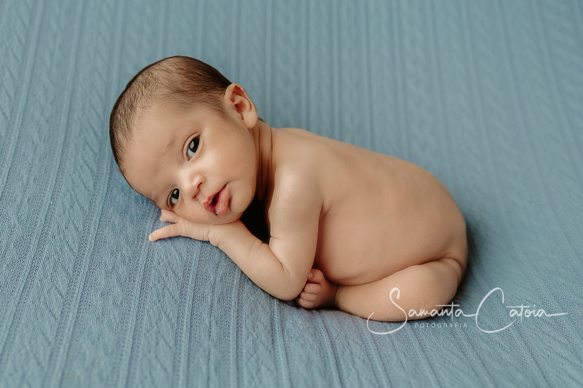 Theo Ravi com seus 16 dias de vida em seu ensaio newborn, no estúdio da fotógrafa Samanta Catoia em Florianíoilis - SC