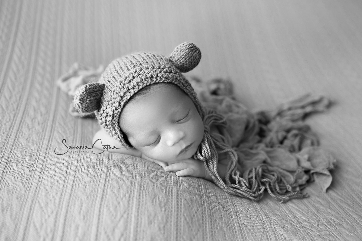 Heior com 9 dias de vida, P&B,  ensaio newborn realizado no estudio fotografico de Samanta Catoia, fotografa especialista em newborn.