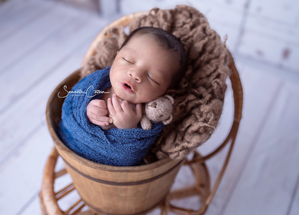 Heior newborn com 9 dias em sua sessao fotografiaca ensaio newborn realizada pela fotografa Samanta CAtoia em Florianopolis