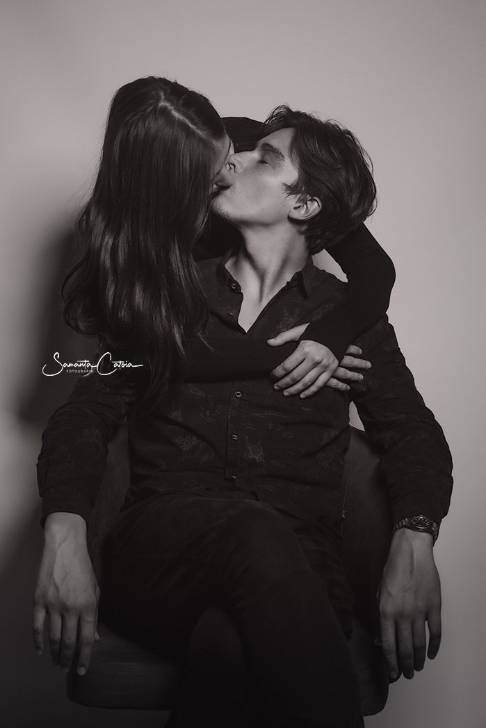 Amor em preto e branco, sessão de Dia dos Namorados de Lana e Enzo, fotógrafa Samanta Catoia, estúdio em Florianópolis-SC