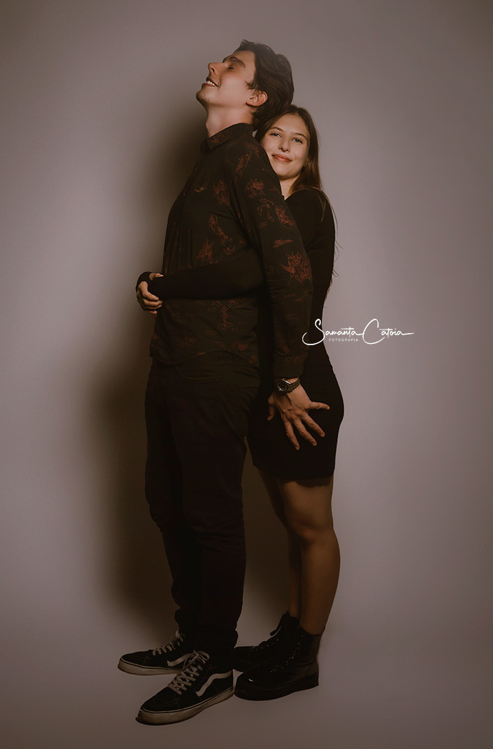 Um momento de conexão com leveza desse casal querido, foto de Samanta Catoia, estúdio em Florianópolis - SC
