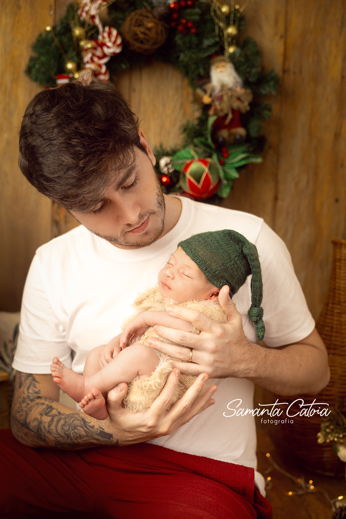 Miguel com seu pai Pedro em sessão de Natal, registrados pela fotógrafa Samanta Catoia em seu estúdio em Florianópolis