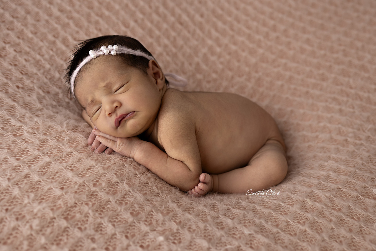 Newborn Aurora em eseu ensaio realizado pela fotógrafa especialista Samanta Catoia no estúdio Catoia em Florianópolis