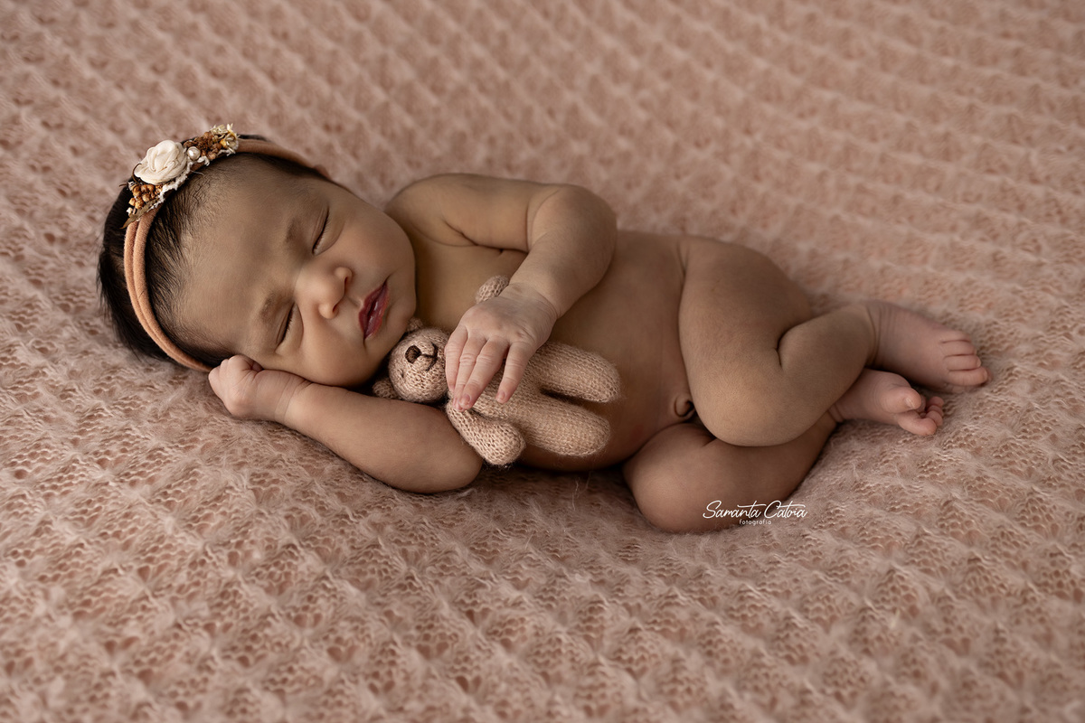A newborn Aurora em seu ensaio newborn com dias de vida realizado pela fotógrafa especialista Samanta Catoia