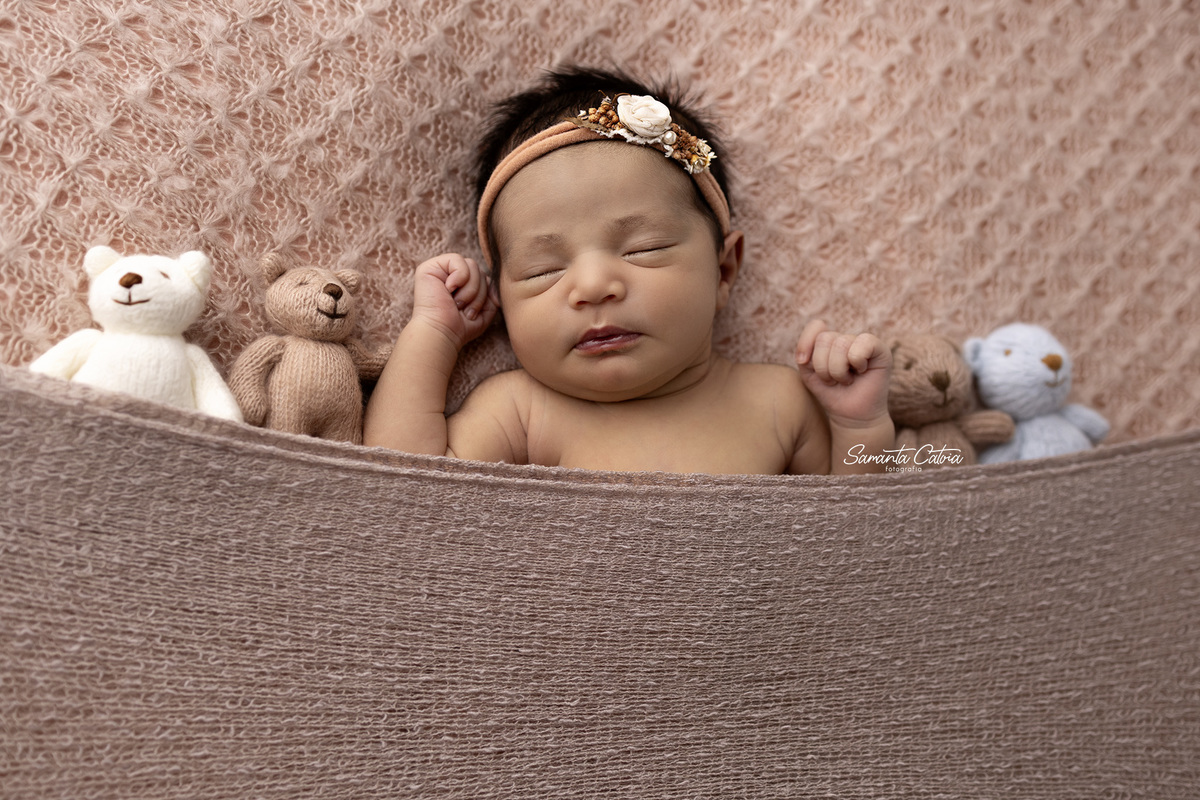 Aurora plena em seu ensaio newborn relizado pel fatógrafa especialista Samanta Catoia em Florianópolis