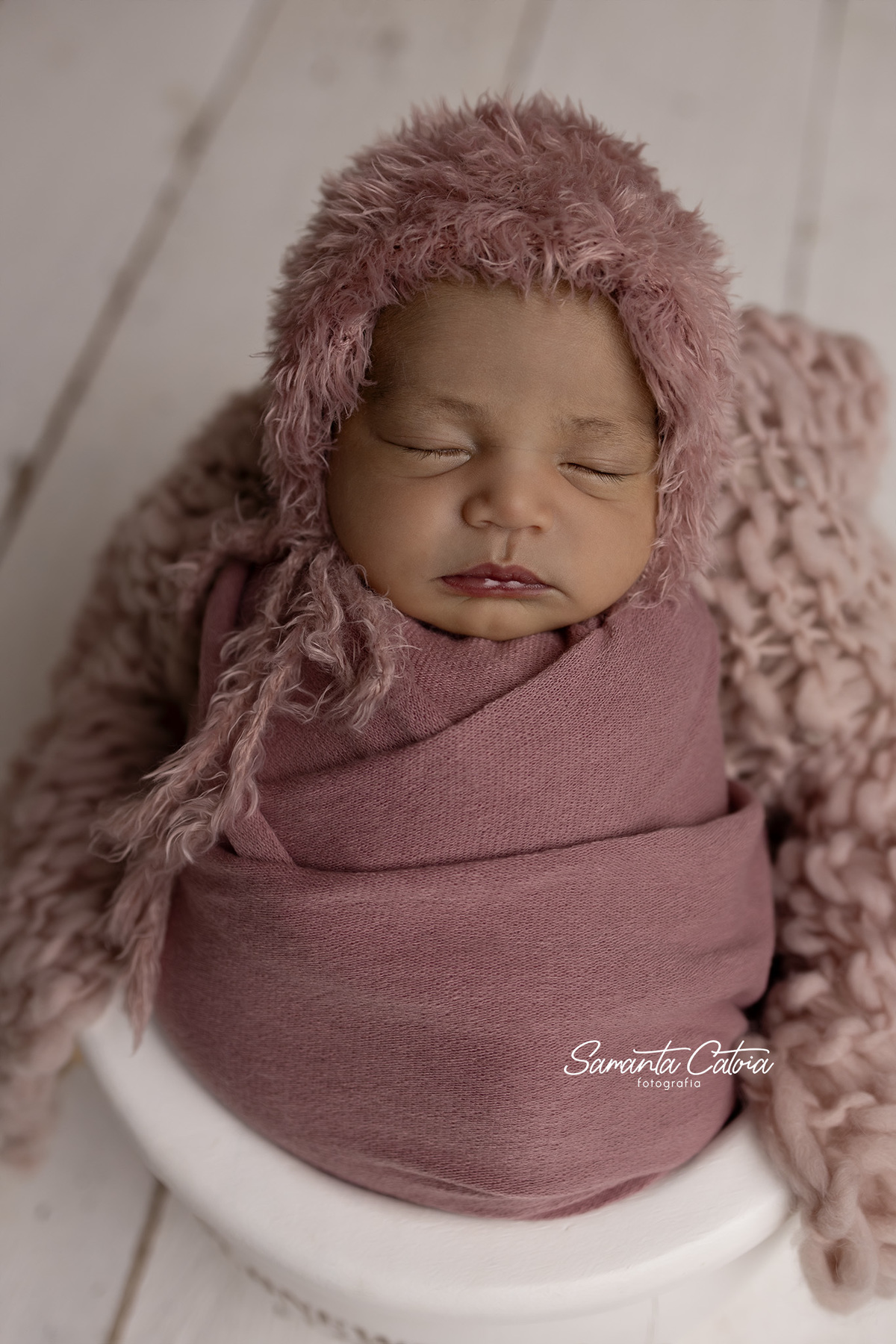 Baby Aurora em seu ensaio newborn, fotógrafa Samanta Catoia, especialista em newborn e segurança no ensaio newborn - Florianópolis