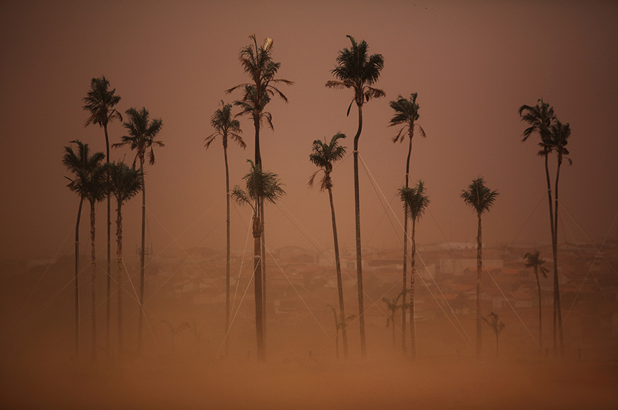 Ventania e nuvem de poeira durante tempestade em Franca