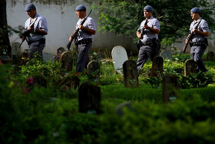 Policiais prestam homenagem com armas em enterro de policial