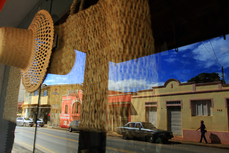 Loja de artesanado em Capitólio com mercadorias de palha, chapéu de palha