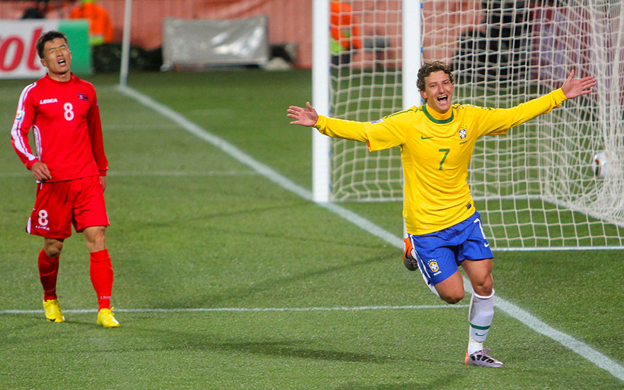 Jogador Elano vibra em jogo da Copa do Mundo de futebol na África do Sul