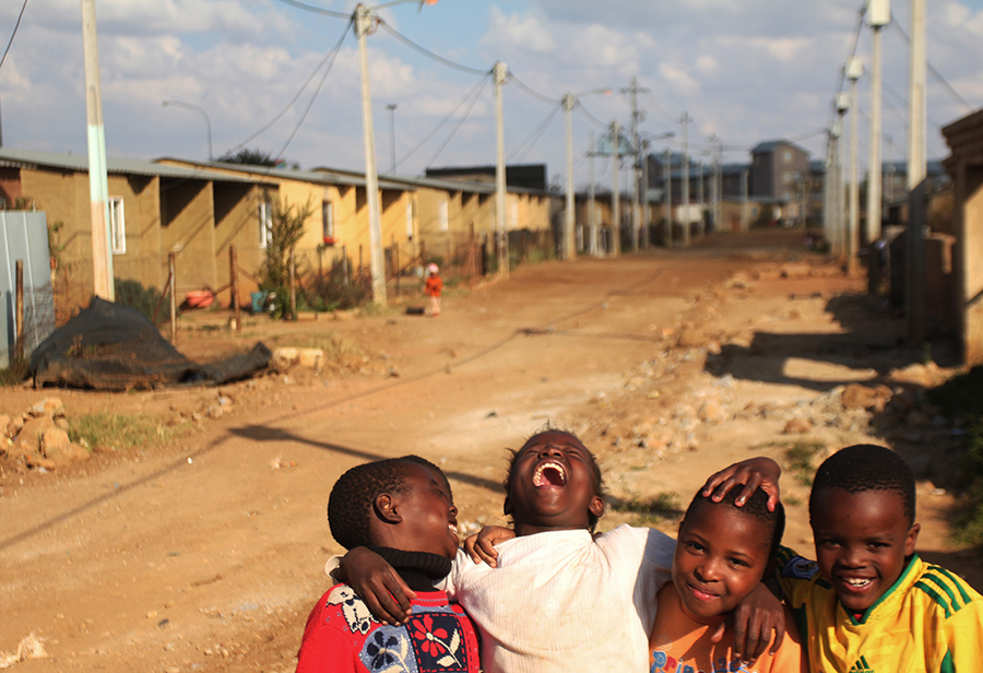 Crianças africanas sorrindo em rua de Soweto