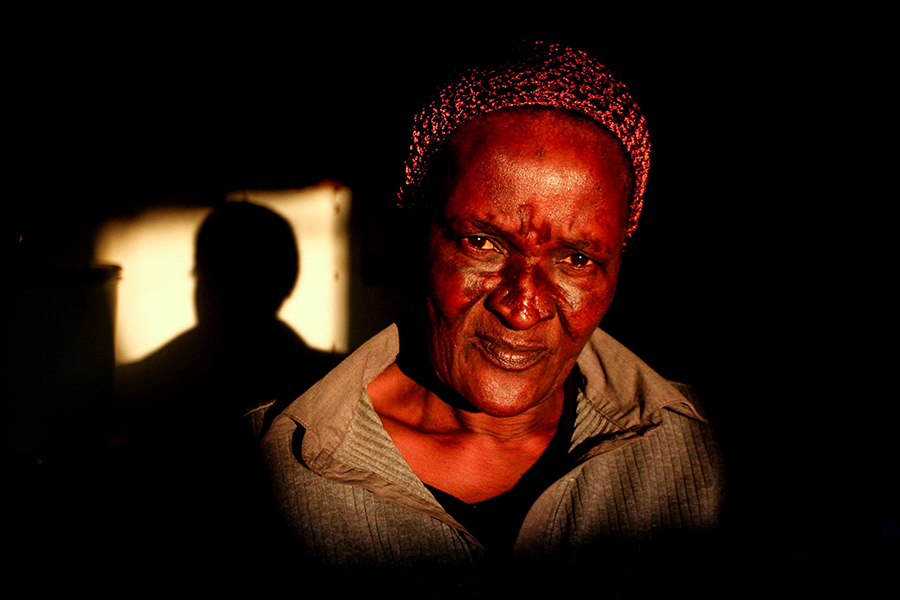 Close em rosto de mulher africana com luz natural, do sol