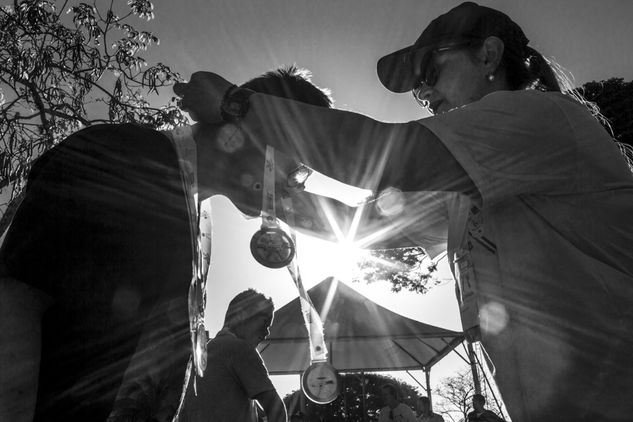 Homem recebendo medalha olímpica