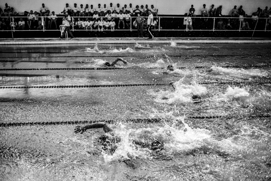 Competidores durante prova de natação