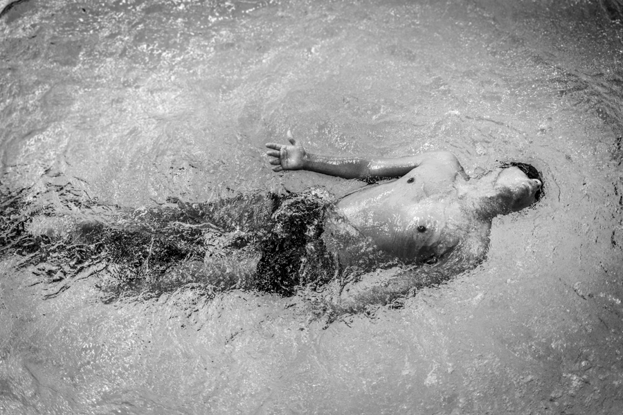 Homem durante prova de natação em Franca