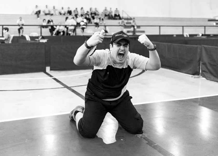 Atleta da Apae comemorando a vitória em Franca