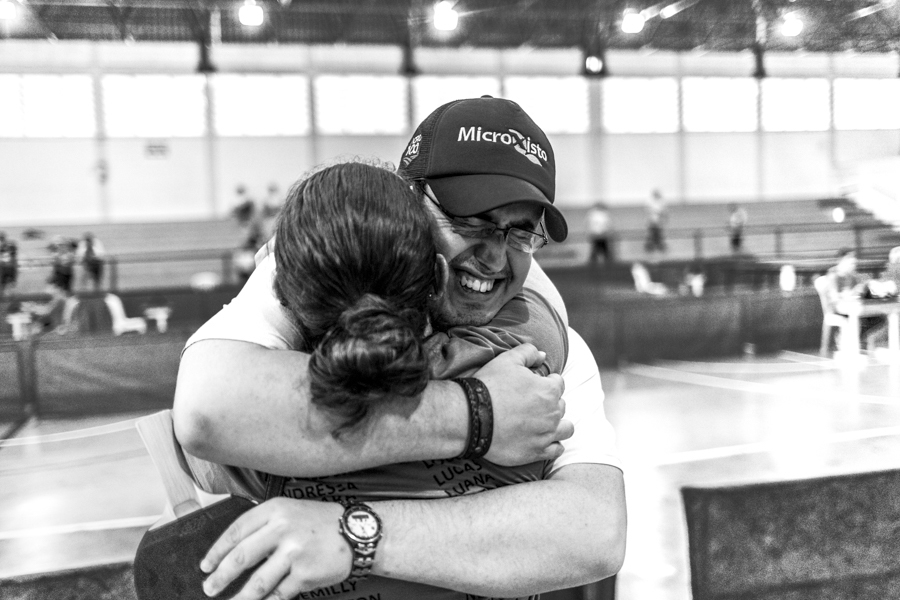 Atletas se abraçam após a vitória em Franca, São Paulo