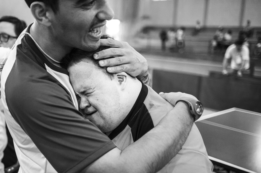 Homem emocionado com a vitória no jogo