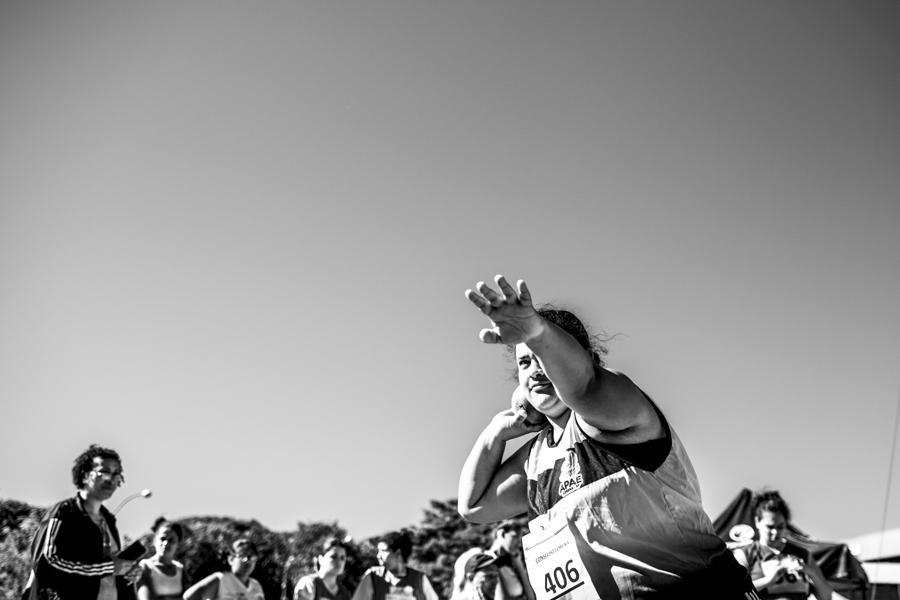 Atleta se prepara para arremesso na cidade de Franca