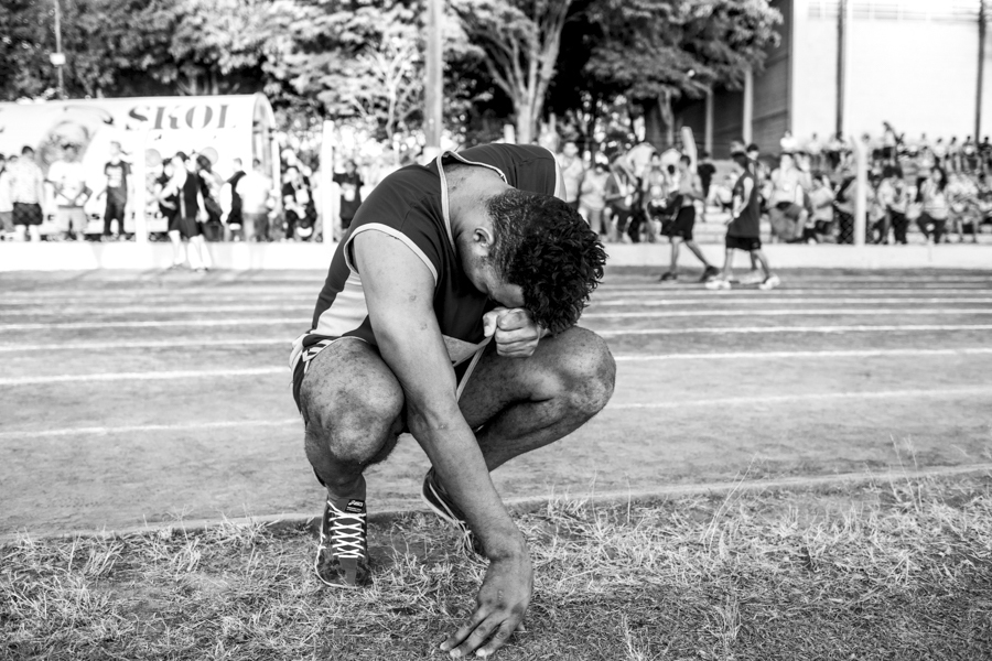 Homem após o fim da corrida olímpica em Franca