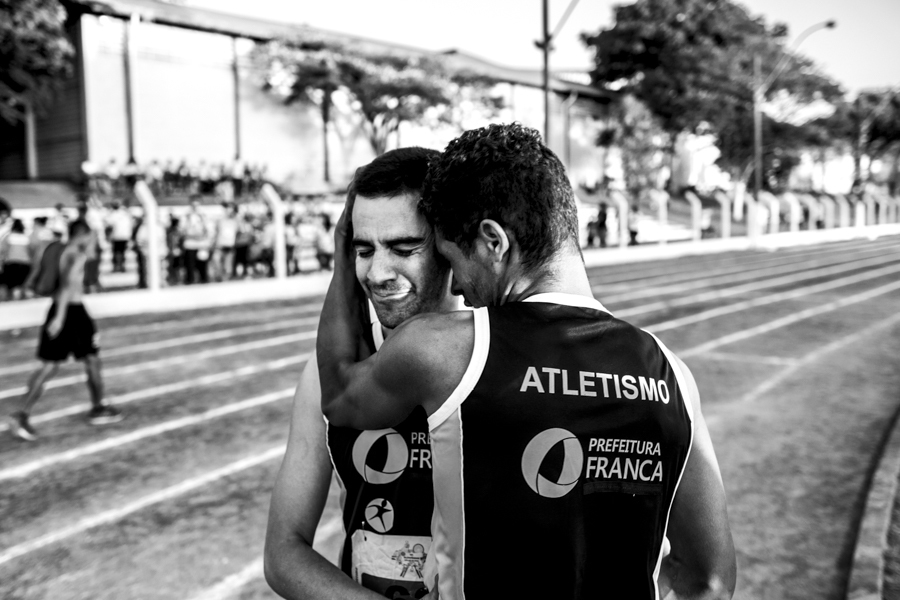 Atletas comemoram o fim da corrida na cidade de Franca