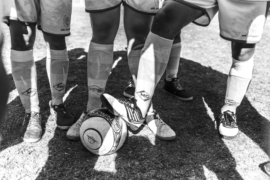 Time de futebol em partida olímpica das Apaes