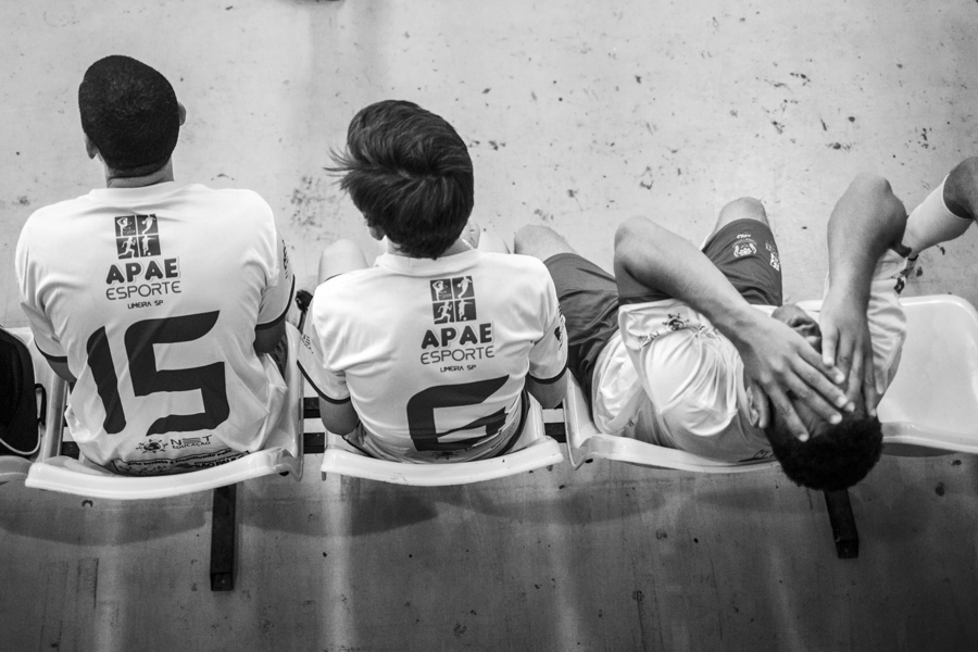 Time reserva assiste ao jogo nas olimpíadas das Apaes