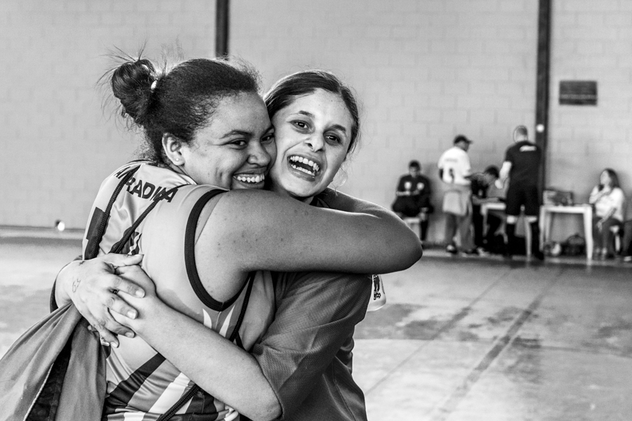 Mulheres se emocionam com vitória em prova das olimpíadas das Apaes