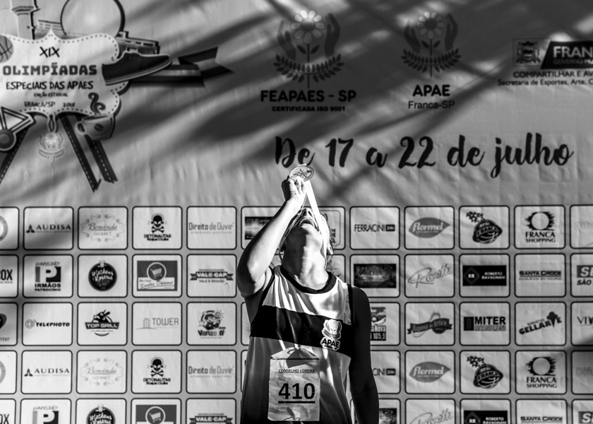 Atleta da Apae com medalha no pódio em Franca