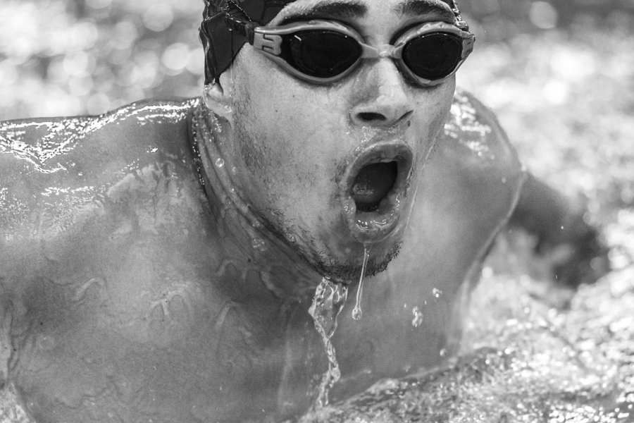 Atleta de natação durante uma prova