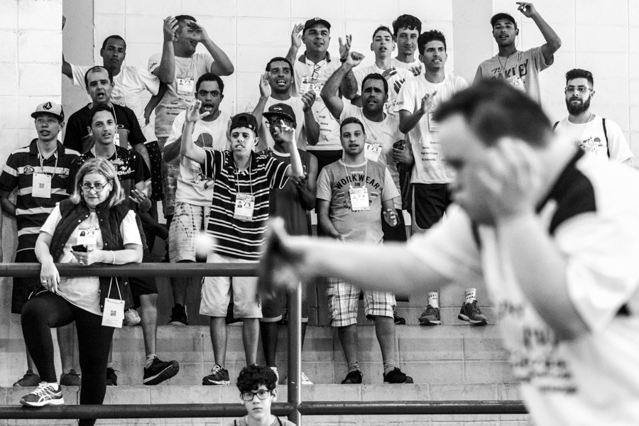 Público torce durante competição de tênis de mesa