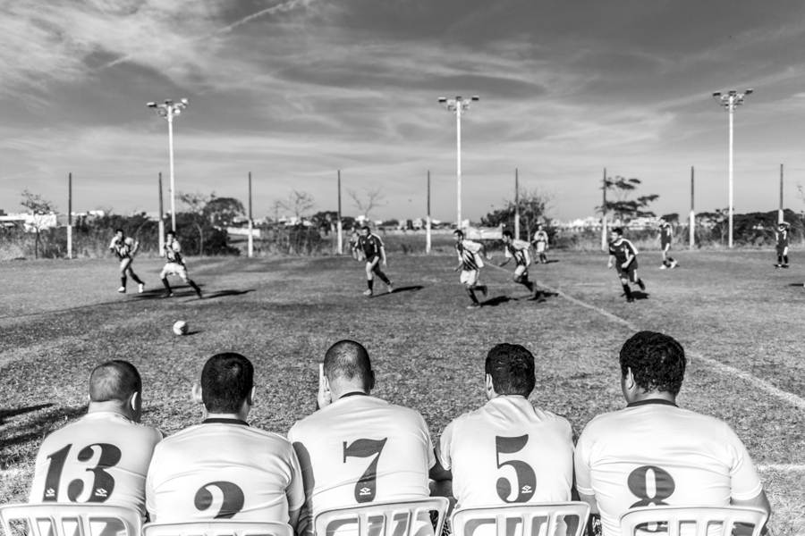 Jogadores da reversa observam o jogo