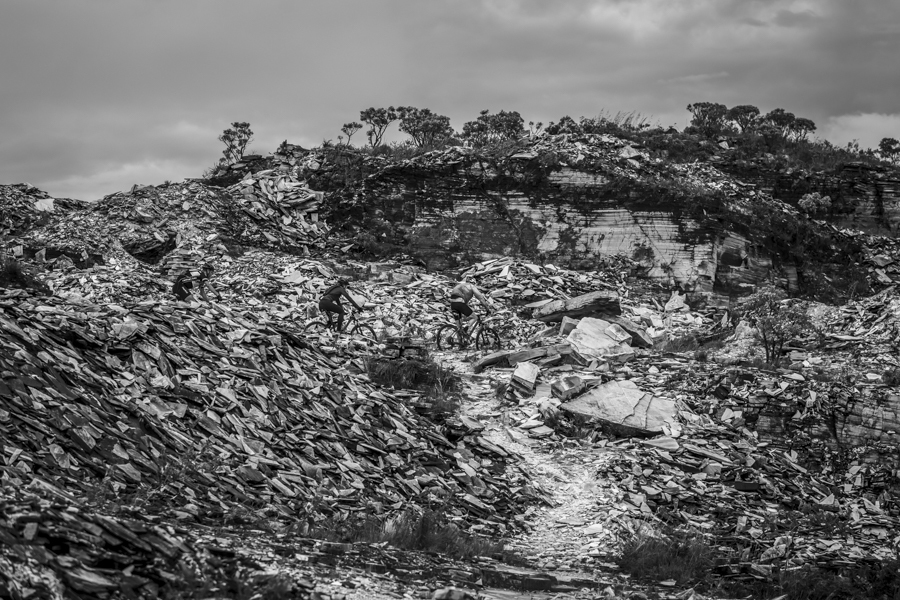 Ciclistas pedalam na pedreira da cidade de Capitólio
