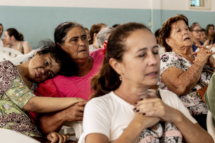 Fiéis ouvem atentamente às palavras do palestrante