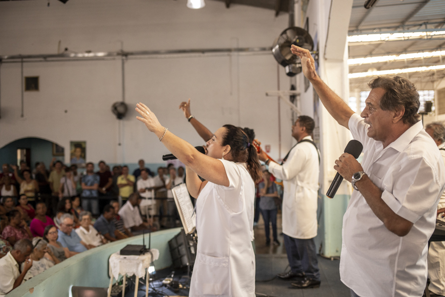 Médicos do centro espírita cantam para o público em Franca, São Paulo
