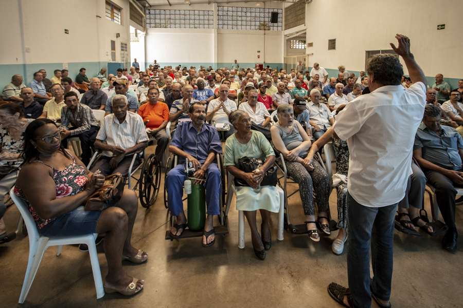Fiéis aguardam sua consulta no centro espírita
