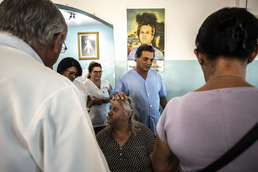 Médico espiritual conversa com pacientes em espera