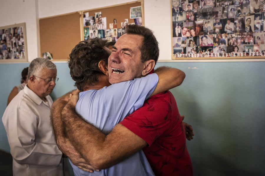 Homem se emociona com abraço do médico espiritual