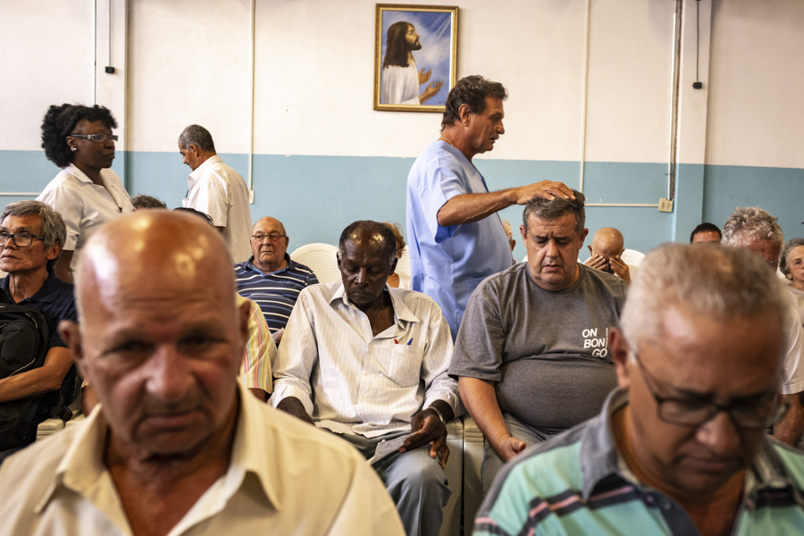 Doutor caminha entre os pacientes em espera na cidade de Franca