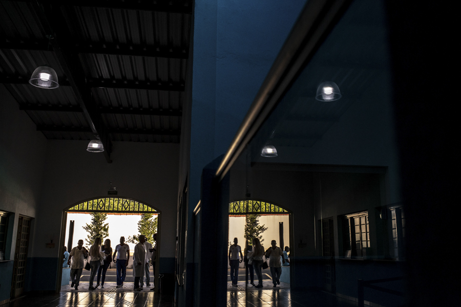 Fiéis na entrada do centro espírita
em Franca, São Paulo