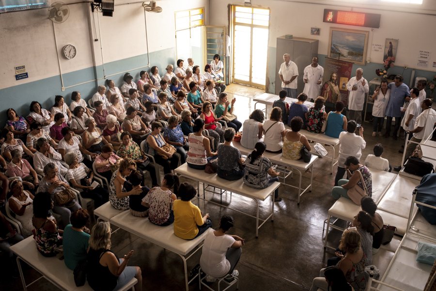 Platéia de fiéis ouve atentamente aos médicos em Franca